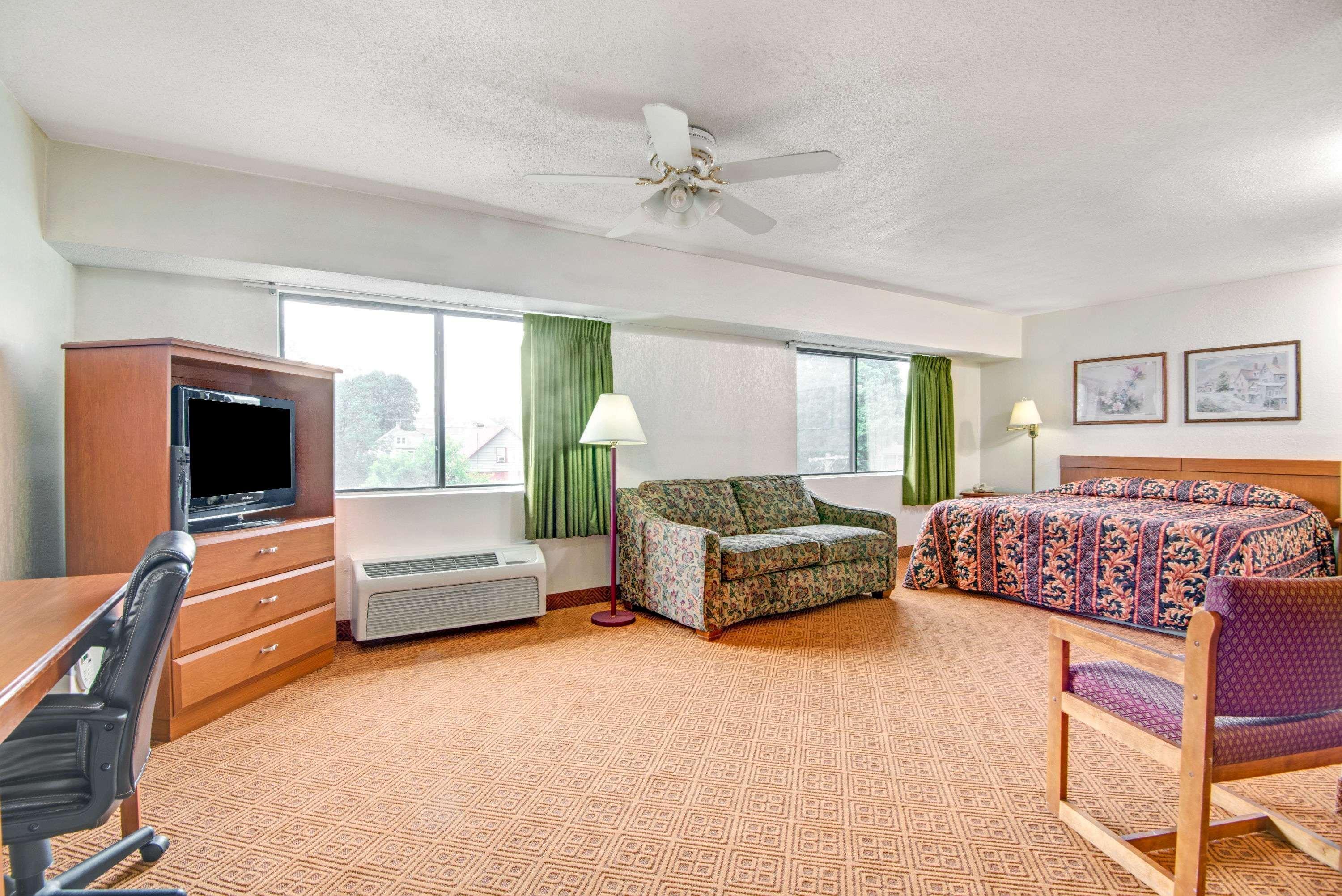 Super 8 By Wyndham Stamford/New York City Area Buitenkant foto